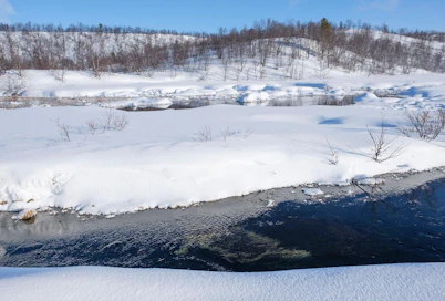 Sulaojan lähde on Suomen suurin. Vesi pysyy purku-uomassa talvellakin sulana.