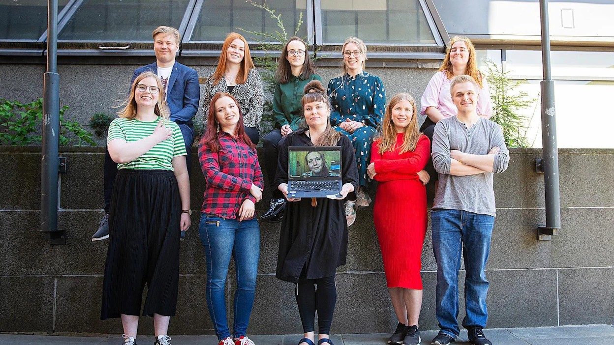 MT:n kesäväki kuvattiin Simonkatu 6:n seinustalla Forumin Kukontorilla. Ylhäältä vasemmalta: Hermanni Härkönen, Sanna Hietamäki, Anni Matero, Anniina Jokinen sekä Carolina Husu. Alhaalla vasemmalta: Fanny Niittymaa, Janica Pörhönen, Heta-Linnea Kovanen, Petra Paakkari ja Rasmus Montonen. Etäyhteydellä Riina Karvonen.