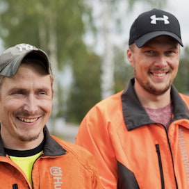 Tuomas Nikula (vasemmalla) ja Aki Ojala viettivät lukemattomia iltoja pajalla ja kantojen kimpussa, kun eri versioita kantoporasta testattiin.