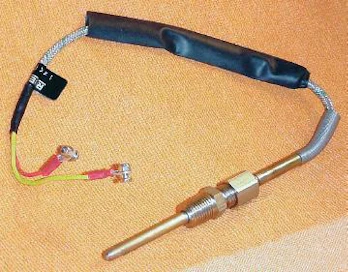 VDO-pyrometrin termolementtipuikon pakosarjan sisään tunkeutuvan puikon paksuus on 6 mm ja porattava reikä 6,5 mm. Puikon syvyyttä kanavassa saatetaan joutua sovittelemaan tiukkausmutterilla vakaan mittarinäytön saamiseksi.