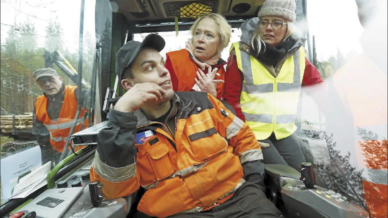 Metsäkoneen kuljettaja Matti Isojärvi neuvoi puun korjuun saloja maa- ja metsätalousministeriön kansliapäällikkö Jaana Husu-Kalliolle ja OP-Pohjolan viestintäjohtaja Carina Geber-Teirille. Suomen Sahojen toimitusjohtaja Kai Merivuori (vas.) seurasi taustalla. Pekka Fali