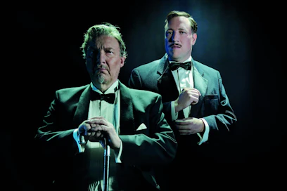 Tuomari Wargrave (Jarmo Holttinen) ja tohtori Armstrong (Pertti Lehto) ovat jumissa tappavan vaarallisella saarella.