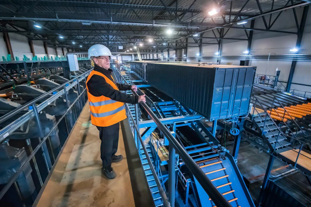 Uuden tehtaan kapasiteetti mahdollistaa sahatavaran tuotannon noston Alajärvellä yli 400 000 kuutiometriin vuodessa, Keitele Groupin hallituksen puheenjohtaja Ilkka Kylävainio kertoo.