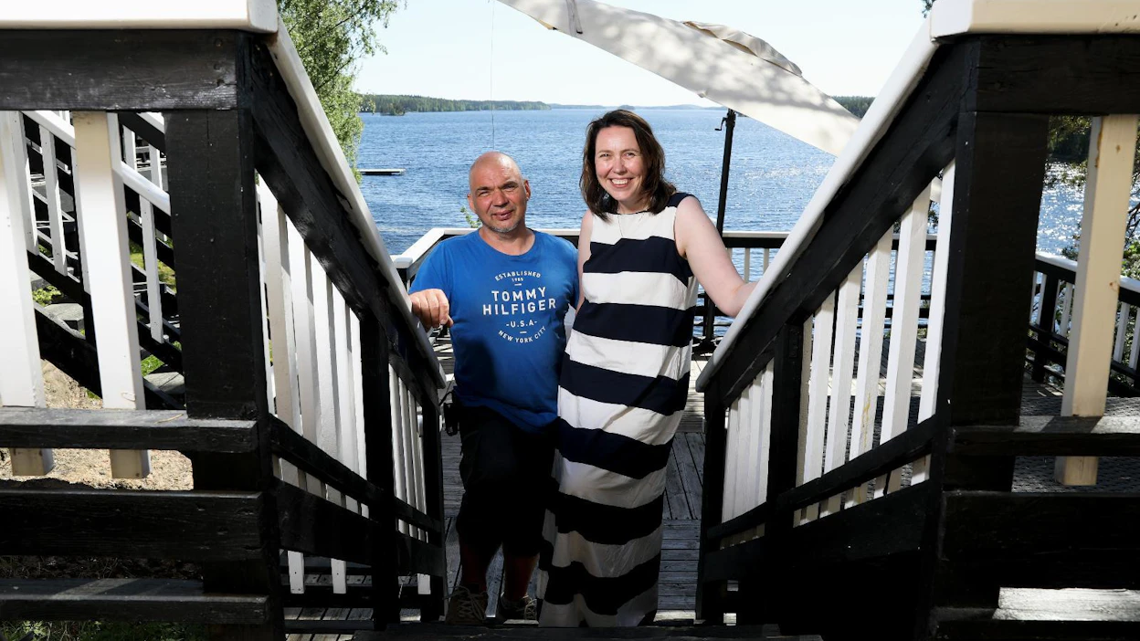 Sahalahden isäntäpari Jaana ja Janne Kuivalainen nauttivat usein itsekin aamiaista päärakennuksen sielua silittävässä järvimaisemassa.
