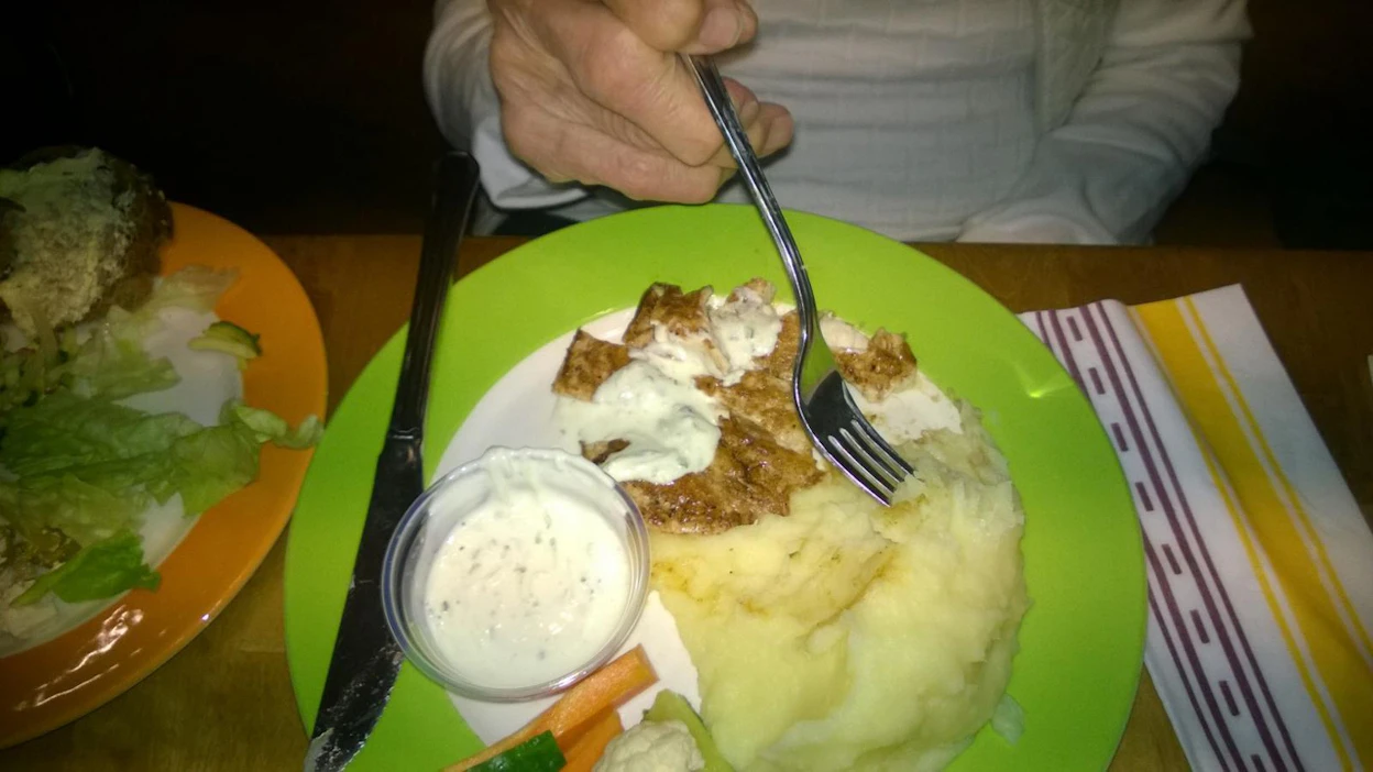 Kun rinnalle tulee salaattiakin, lastenannos kanaruuasta on ikääntyneellekin yleensä juuri sopivan kokoinen.