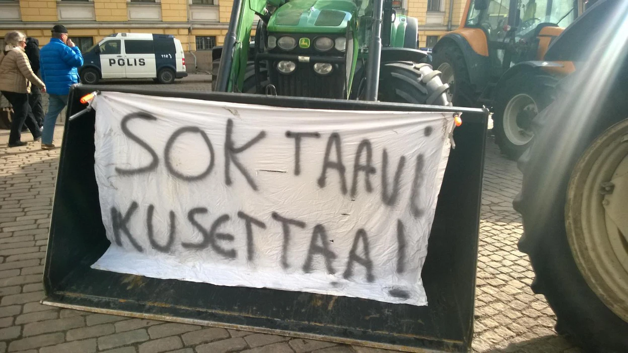 Viljelijät protestoivat halpuutusta vastaan myös Senaatintorin päätapahtumassa.
