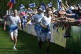 Suomen pronssijoukkueessa suunnistivat Topi Syrjäläinen, Akseli Ruohola ja Miika Kirmula. Kirmula päihitti loppukirissä Ranskan ankkurin. LEHTIKUVA / VESA MOILANEN.