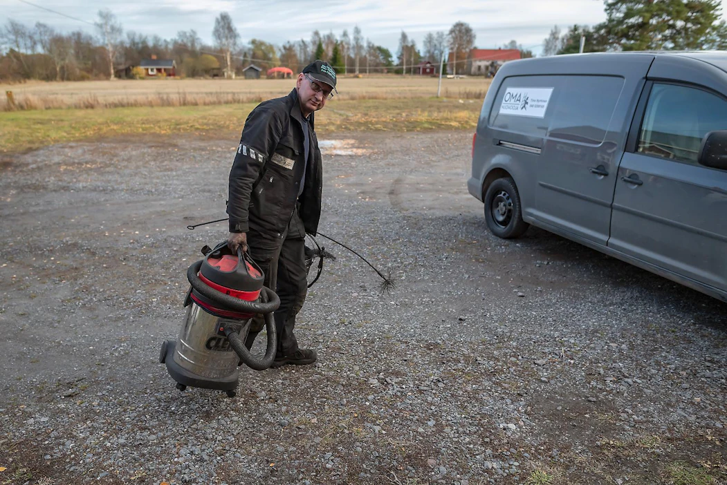 Timo Nyrhisen mukaan huumorintaju, fyysinen kunto ja uskallus mennä korkeisiin paikkoihin ovat tärkeimpiä ominaisuuksia nuohoojan ammatissa.