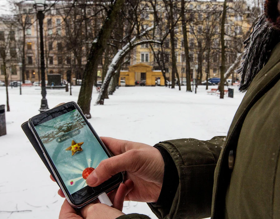Sijaintitietoon ja yhteisöllisyyteen perustuvat pelit voivat parhaimmillaan liikuttaa satoja tuhansia lapsia tai nuoria. Kuvan Pokemon Go -pelissä liikutaan ulkona ja yritetään napata vastaan tulevia Pokemoneja.