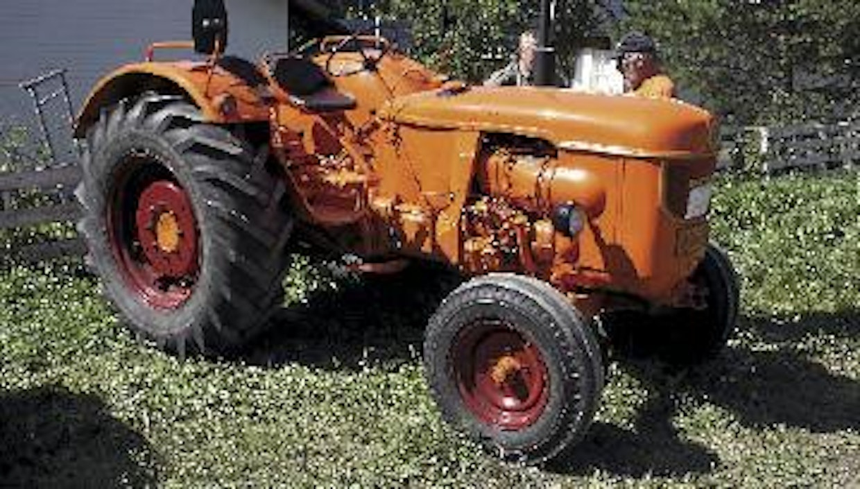 Vuosina 1958–65 valmistettu Deutz D40S oli aikanaan Länsi-Saksan suosituimpia traktorimalleja, jonka markkinaosuus oli enimmillään 21 prosenttia. Suomessa Deutzin paras tulos oli 320 myytyä traktoria vuonna 1963. D40S on 3-sylinterinen, 38-hevosvoimainen ja 7-vaihteinen. Painoa on reilut kaksi tonnia. (Isokyrö)