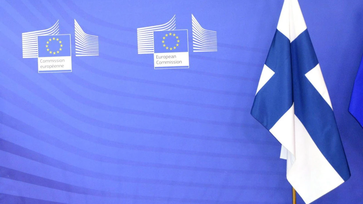 Tutkimuksen mukaan 56 prosenttia suomalaisista suhtautuu EU-jäsenyyteen myönteisesti ja ainoastaan 13 prosenttia kielteisesti. LEHTIKUVA / ANNIINA LUOTONEN