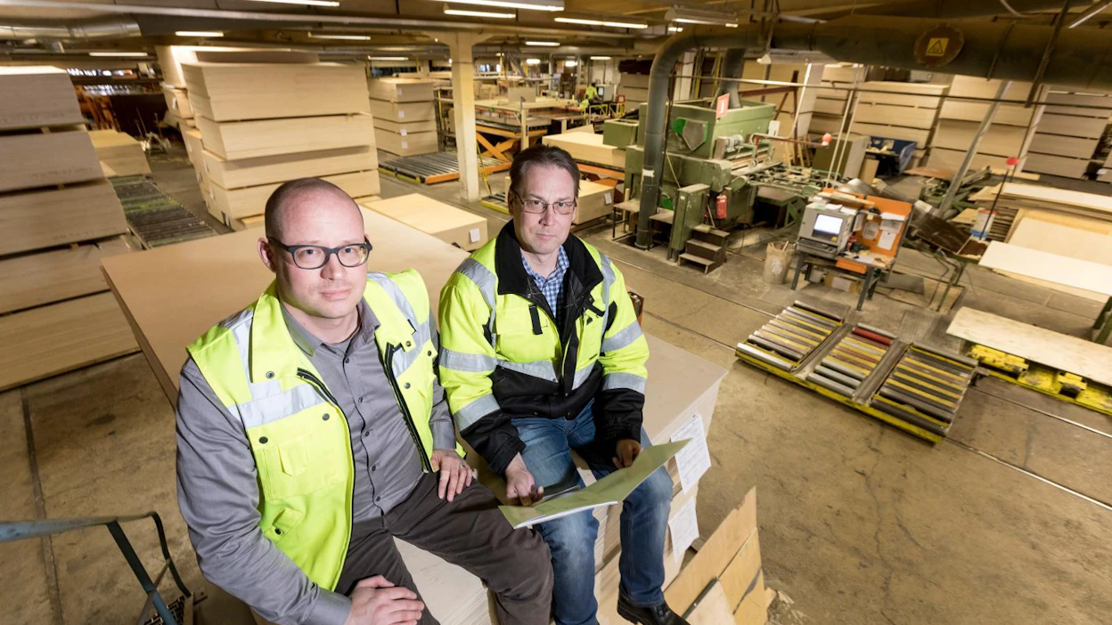 Jaakko Aarniveräjä (vasemmalla) ja Timo Uotila ovat tyytyväisiä siihen, että vanerin markkinatilanne on ollut viime vuosina varsin vakaa.