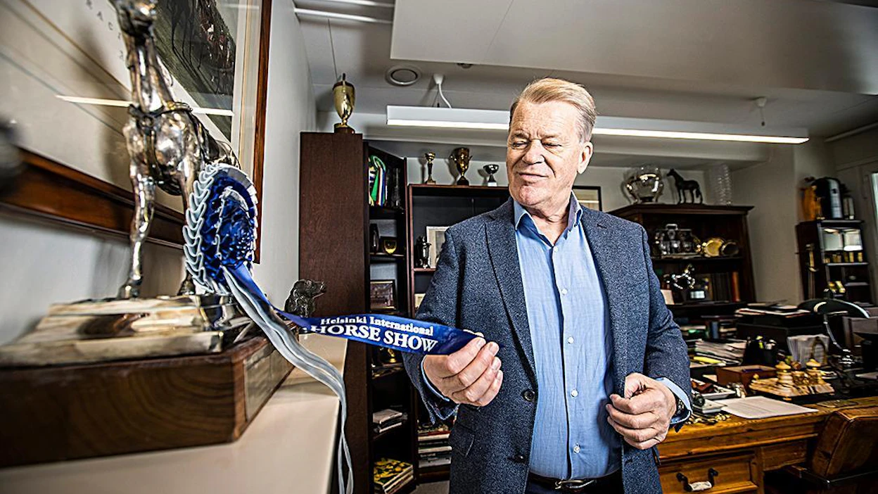 ”Ich bin ein ypäjäläinen”, toteaa Tom Gordin John F. Kennedyä mukaillen. Hän toteaa, että Ypäjän Hevosopisto tarvitsee kansanliikkeen henkiseksi tuekseen. Kuva on otettu Helsinki Horse Show´n uudessa toimistossa, joka sijaitsee Olympiastadionilla.