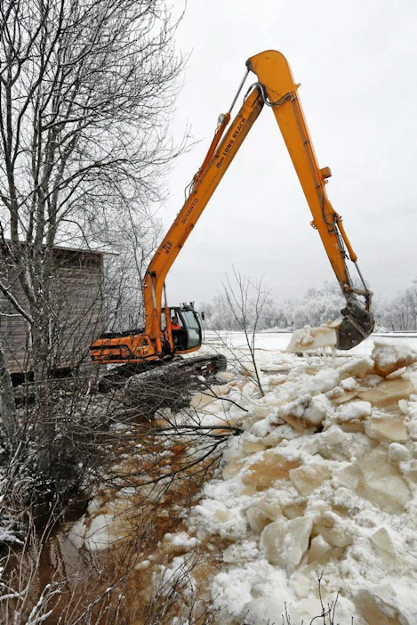 Pyhäjoella pelastettiin saunarakennusta hyydetulvalta pari vuotta sitten tammikuussa.