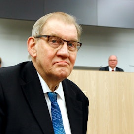 Eduskunnan pääsihteerin paikalta eläkkeelle vuonna 2016 siirtynyt Seppo Tiitinen työskenteli urallaan kansanvallan pääkallonpaikoilla.