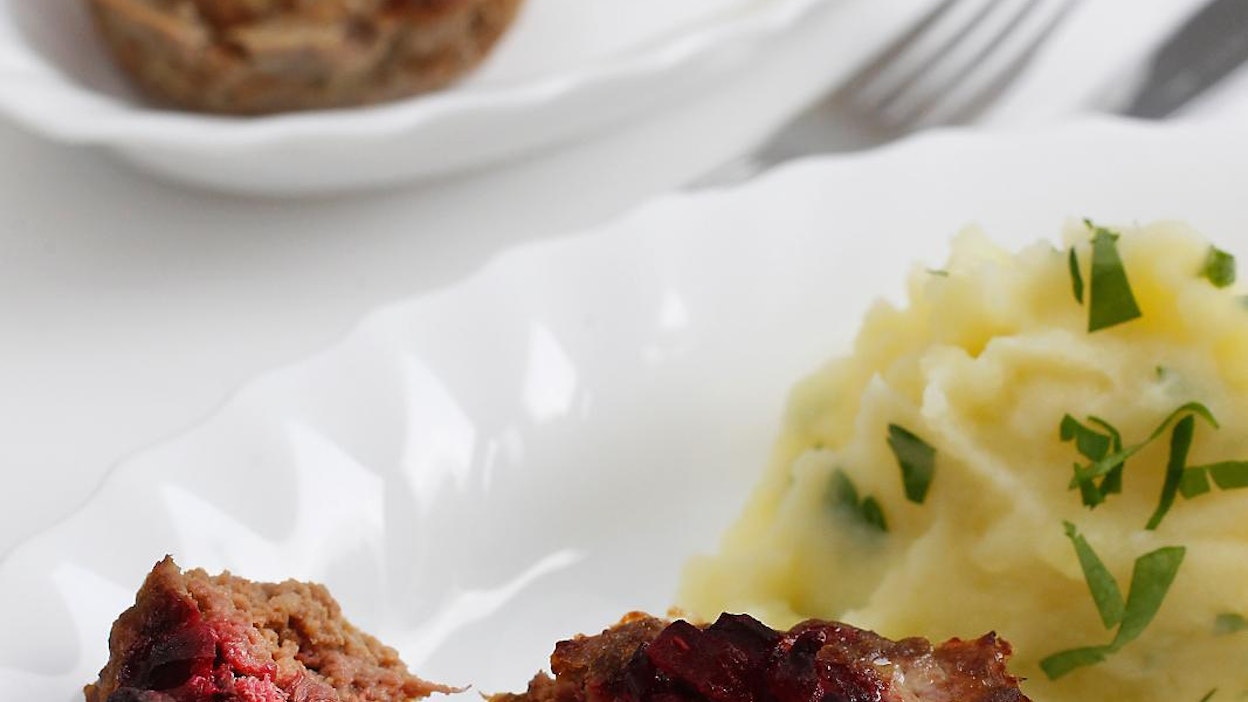 Kuohkea perunasose ja mehevä jauhelihamuffini ovat vastustamaton pari.