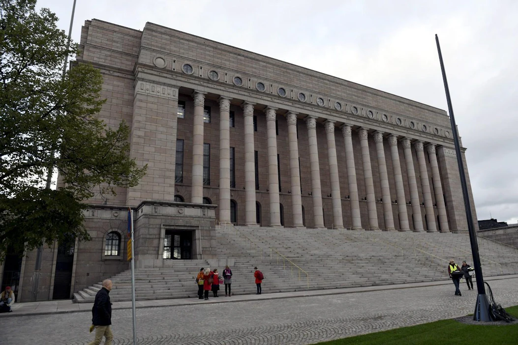Eduskuntatalon portaat ovat yksi todennäköisimmistä paikoista bongata saattueet. LEHTIKUVA / Antti Aimo-Koivisto