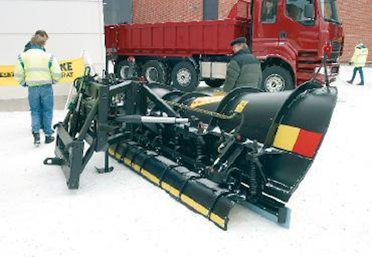 Kuorma-autokiinnitteinen Hokke KAS-400H/JS -uutuusaura on varustettu jousitetulla terällä ja hydraulisesti käytettävällä kumipintaisella sohjon poistajalla. Auran siipimalli mahdollistaa aurauksen ajoneuvon molemmille puolille. Valmistaja on Vikmet Oy.