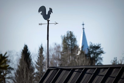 Paavi määräsi 800-luvulla kukon asennettavaksi jokaisen kirkon katolle. Ensimmäiset kukot olivat symbolisia, eivätkä vielä pyörineet. Kirkkokukkoperinteen myötä kukko kuitenkin muotoutui myös tuuliviirien yleisimmäksi kuva-aiheeksi.