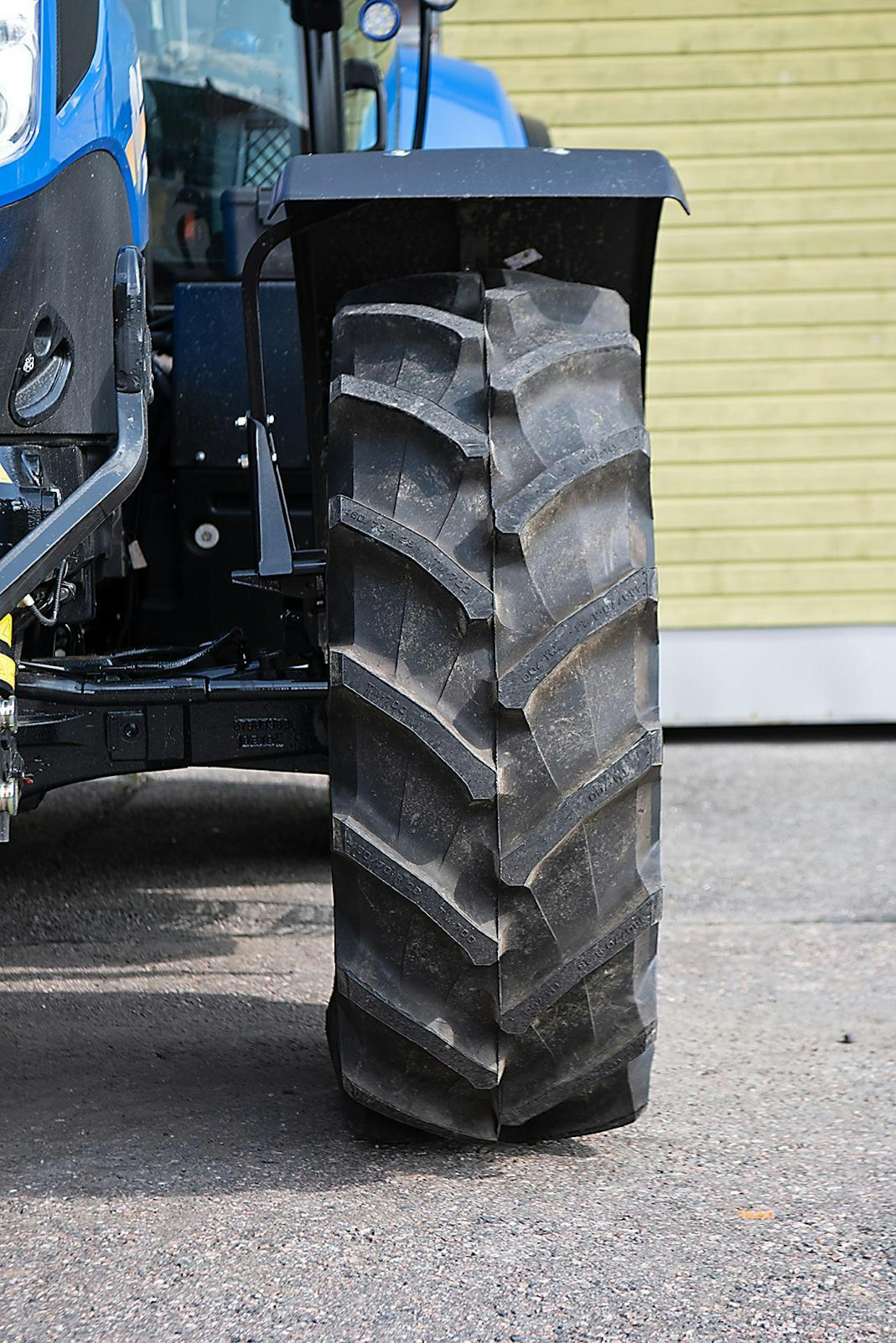 TM700 on Trelleborgin malliston ”vanha tuttu”. Rengas on uudempia malleja hieman kapeampi ja siinä on vähemmän ripoja (takarenkaissa 6 vähemmän) muihin testattuihin renkaisiin verrattuna. TM700-mallin nimi juontaa sen 70 prosentin profiilisuhteesta, mistä johtuen rengas soveltuu parhaiten pienempiin traktoreihin 180 hevosvoimaan asti. Kokovaihtoehtoja on 31 alkaen koosta 240/70R16 päättyen kokoon 620/70R42. Saatavilla on myös kaksi nopeisiin traktoreihin, kuten JCB Fastraciin suunniteltua High Speed- (HS) kokoa.