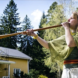 Keskiajan törähdyksiä. Minna Hokka puhaltaa trumpettisoittimiin kuuluvaa luikkua, joka oli suosittu etenkin länsisuomalaisten paimenten keskuudessa. Kari Salonen
