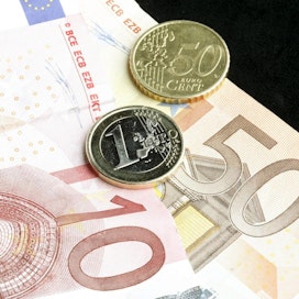 Hallituksen suunnittelema korotus kohdistuisi eläkkeisiin, jotka ovat noin 1 000 euroa kuukaudessa. LEHTIKUVA / TIMO JAAKONAHO