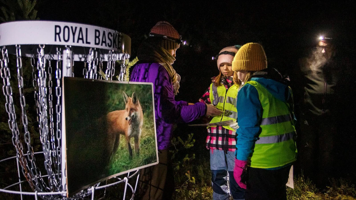 Riikka Tanskanen 8vas.) oli suunnistusapuna Milla Karttuselle ja Minea Ketolaiselle viiden rastin suunnistusradalla, joka kierrettiin illalla otsalampun valossa.