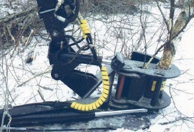 Evi-energiakoura ( KV01/00) leikkaa isojakin puskia kertakatkaisulla. Giljotiini toimii kiertoliikkeellä. Giljotiinin puoleista leukaa työntävä hydraulisylinteri makaa pihdin takana vaakatasossa. Muotoillut leuat ja leikkuuterä tiivistävät nipun poskeensa kuin hamsteri. Kourassa on kaatosylinteri, mutta ei rotaattoria. Yksittäisen puun maksimipaksuus on noin 20 cm. Laite painaa noin 250 kiloa. Verollinen hinta on 3 220 euroa. Valmistaja ja myyjä Evimet Group Oy, Evijärvi.