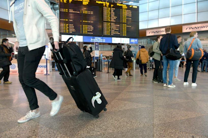 Komission mukaan matkustusrajoituksia on syytä jatkaa, jotta riskiä taudin leviämisestä voidaan vähentää.