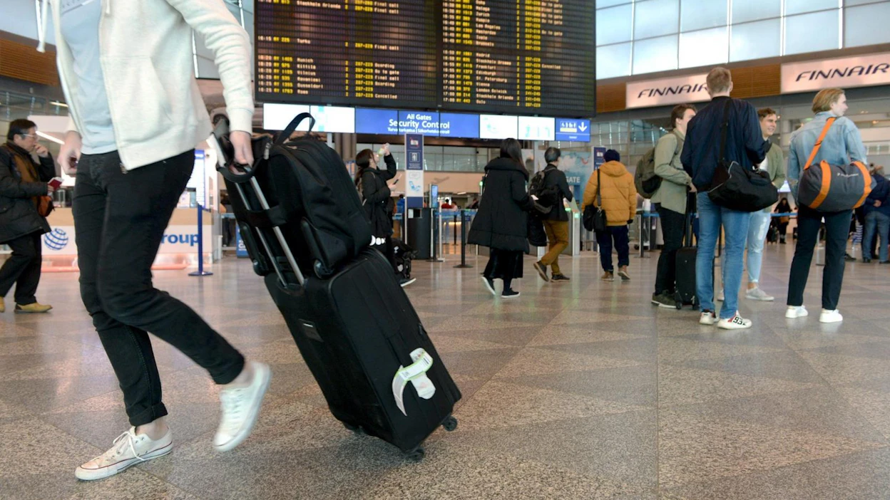 Komission mukaan matkustusrajoituksia on syytä jatkaa, jotta riskiä taudin leviämisestä voidaan vähentää.