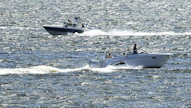 Veneilijät nauttivat aurinkoisesta säästä Helsingissä juhannuspäivänä. LEHTIKUVA / HEIKKI SAUKKOMAA