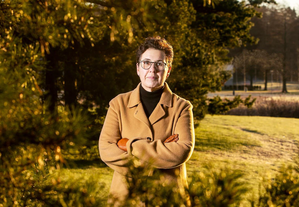 Terveysalan yrityksen toimitusjohtajana työskentelevä Laura Airaksinen tarttui Hevosopiston hallituksen johtamiseen ristiriitojen keskellä. "Rakkaudesta lajiin halusin olla mukana. Hevosopistolla on äärimmäisen tärkeä tehtävä hevosalan yhteiskunnallisena vaikuttajana." Hän on kotoisin maatilalta Kangasalta ja hevosten pito jatkuu tilalla edelleen.