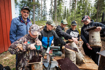 Vuonna 2017 Sotkamon Hiidenhirven Metso-leirillä linnunpönttöjä rakensivat Pekka Schroderuksen ohjaamana Kalle Valtanen, Jani Schroderus, Oliver Oikarinen, Otto Nyyssönen ja Oskari Hakkarainen.