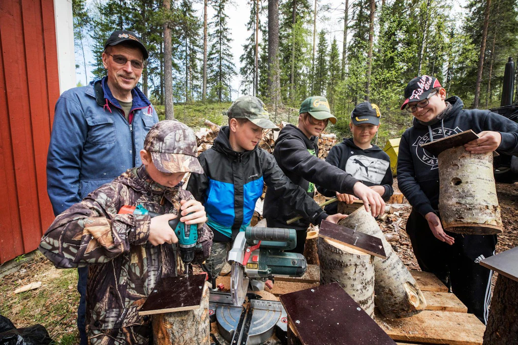 Vuonna 2017 Sotkamon Hiidenhirven Metso-leirillä linnunpönttöjä rakensivat Pekka Schroderuksen ohjaamana Kalle Valtanen, Jani Schroderus, Oliver Oikarinen, Otto Nyyssönen ja Oskari Hakkarainen.
