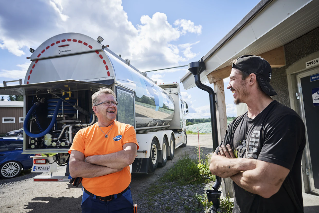 Paanalan tilan Henry Koskinen poikkeaa usein juttelemaan maitoauton kuljettajan kanssa. ”Ei niin kiire pidä olla, ettei ehtisi. Aiheet vaihtelevat mielialan mukaan”, Koskinen nauraa.