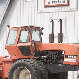 Iowalainen Bryon Zeller hankki kokoelmaansa kauan himoitsemansa Allis-Chalmers 8550 -traktorin pelkkien kuvien perusteella. 