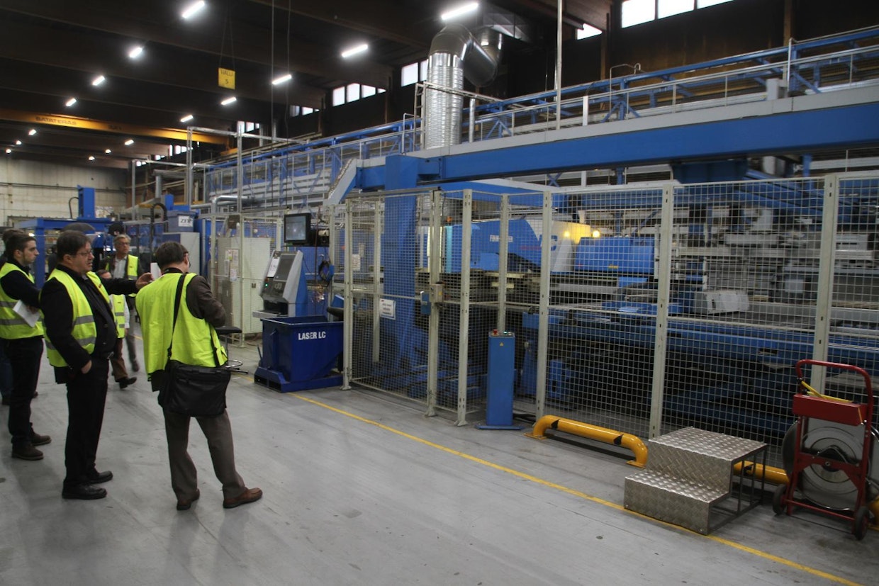 Avant-kuormainten valmistuksessa käytetään uusinta tekniikaa. Kuvassa on työstökonekeskus, jossa teräslevyt leikataan ja rei’itetään.