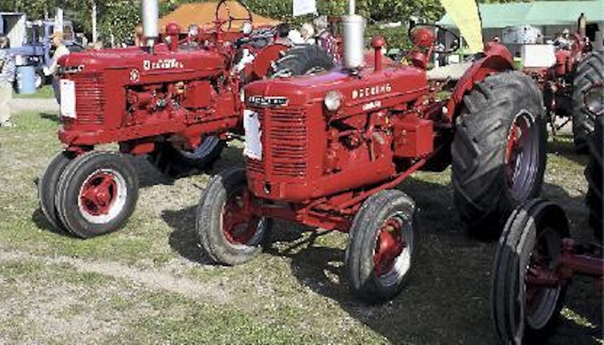 Farmall ja Deering olivat International Harvesterin rinnakkaismerkkejä, joilla oli monessa maassa vielä 50-luvun alussa eri myyntikanavat. Farmall oli tyypillinen row-crop- eli riviviljelytraktori, Deering taas leveällä etuakselilla varustettu vakiotraktori. Kuvan Farmall H -traktori on aikanaan ostettu Suomen Maanviljelijäin Kaupasta, edessä oleva Deering W4 taas Hankkijasta. (Riihimäki)