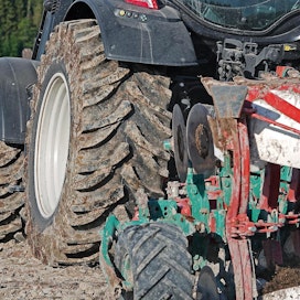Maa- ja tierakennus- sekä metsäurakointiin suunniteltu Nokian Tractor King toimii myös pellolla. Puhdistuvuus ääritilanteissa rajaa soveltuvuutta pelkästään peltokäyttöön.