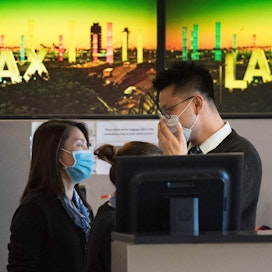 Yhdysvalloissa Los Angelesin lentokentällä osa henkilökunnasta käytti keskiviikkona hengityssuojaimia.