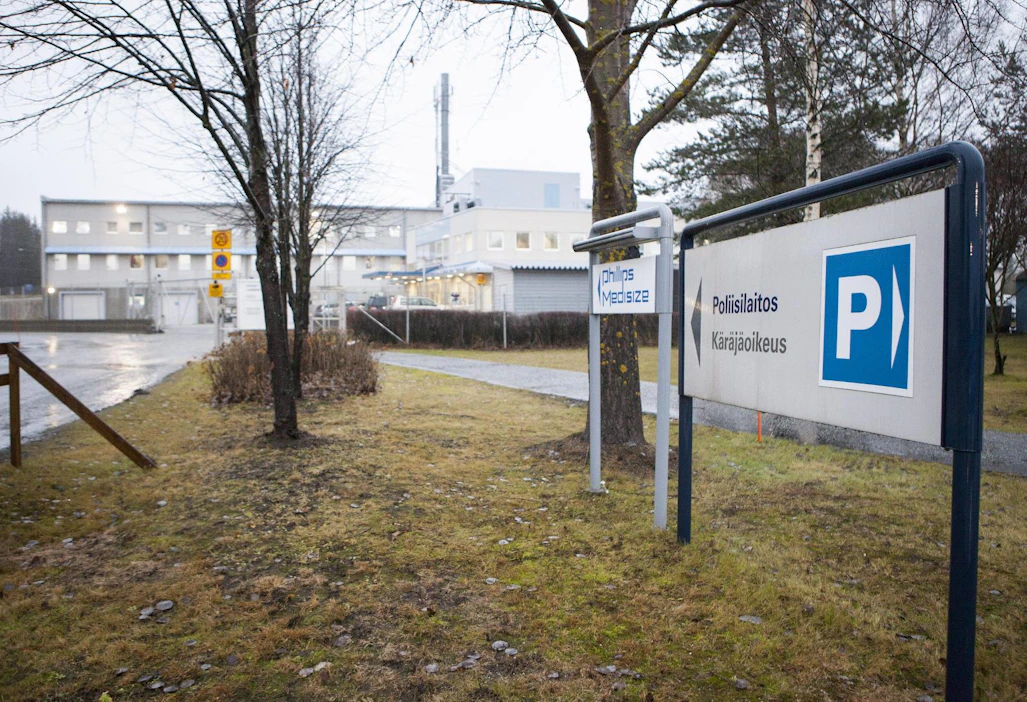 Syyttäjä vaatii miehelle vähintään neljän kuukauden vankeusrangaistusta, joka voidaan määrätä ehdollisena, sekä oheissakkoa. Lisäksi syyttäjä vaatii miehelle vähintään vuoden mittaista tuotantoeläimiä koskevaa eläintenpitokieltoa. LEHTIKUVA / MINNA RAITAVUO