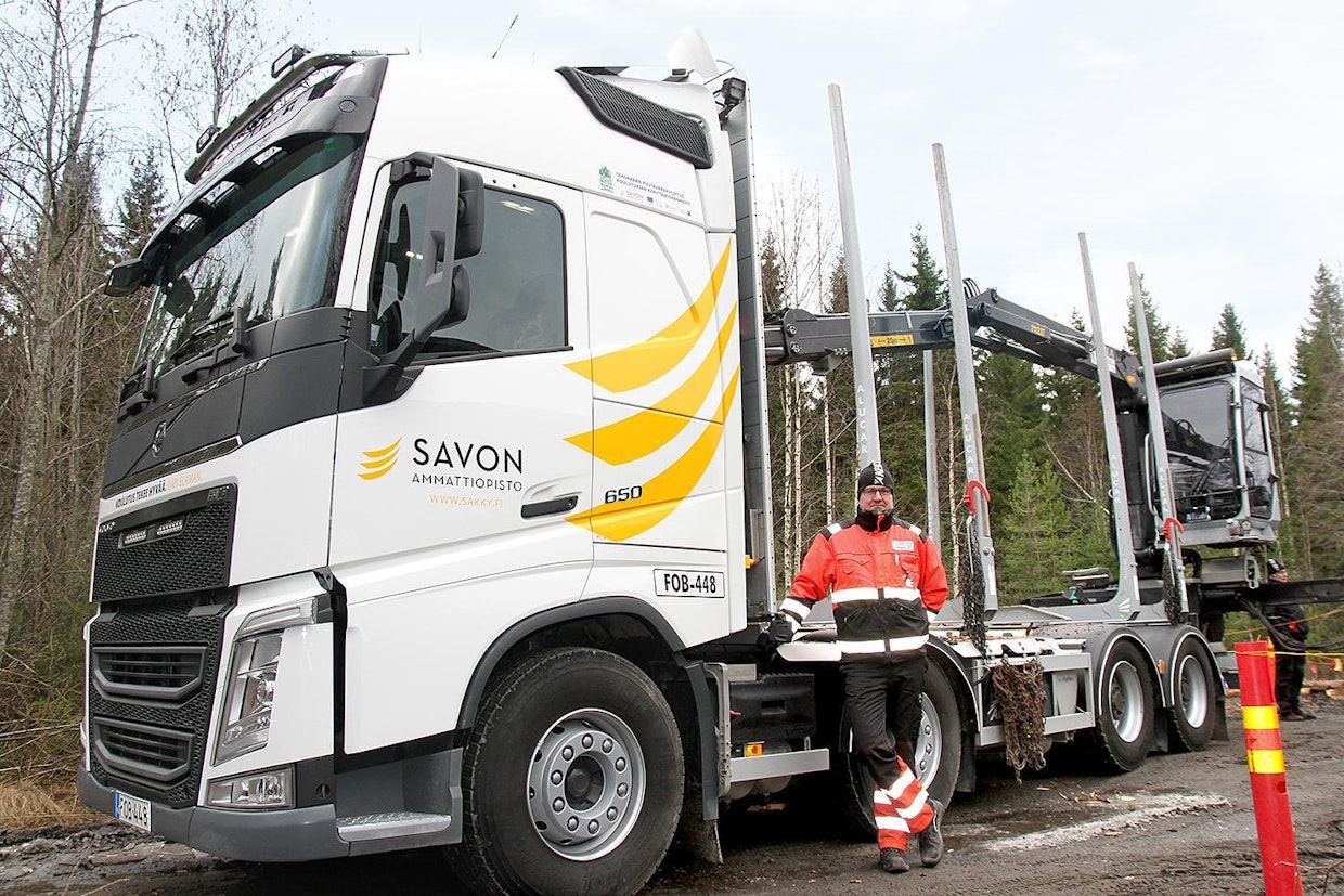 Timo Ruotsalainen kehuu Savon Ammattiopiston kalustoa. Reilu vuoden ikäinen nelipaikkainen, makuuhytillinen Volvo FH650 8x4 on varustettu nostotelillä. Päälirakenne on Alucarin valmistetta ja puut nostetaan kyytiin ilmastoidulla hytillä varustetulla Keslan 2112ZT Z -nosturilla, jonka kourassa on Tamtronin langaton venymäluiskavaaka. Voitelusta huolehtii Lincolnin keskusvoitelujärjestelmä. Yhdistelmän kantavuus on 34 950 kg.