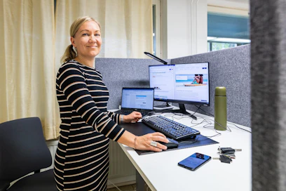 ”Kaikki palaverit ovat Teamsilla ja aluksi mietin, onko ­täällä ­rauhaa puhua”, Eveliina Miettinen kertoo Vehmersalmen Osuuspankin työtiloista. Puhelut ovat onnistuneet hyvin. ”Aion ­varmasti tulla jatkossakin tänne.”