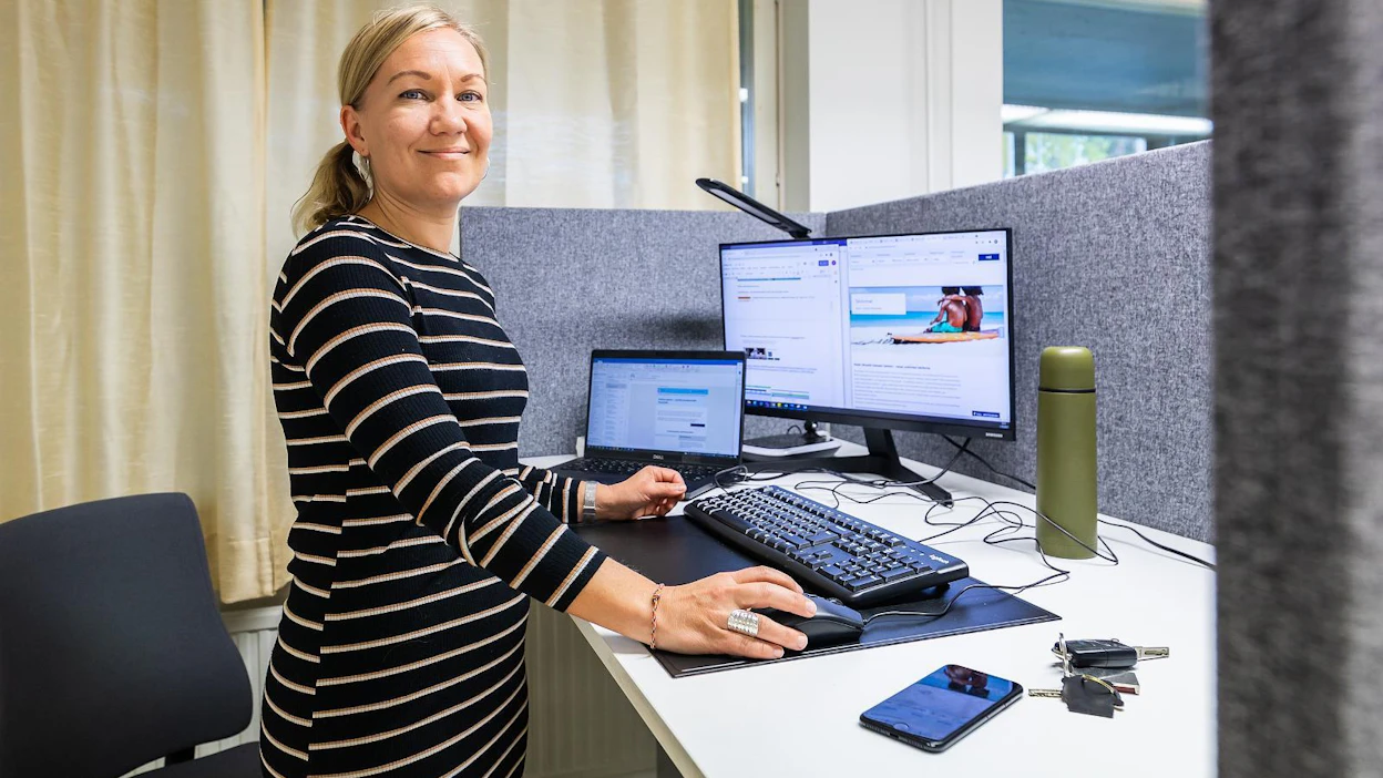 ”Kaikki palaverit ovat Teamsilla ja aluksi mietin, onko täällä rauhaa puhua”, Eveliina Miettinen kertoo Vehmersalmen Osuuspankin työtiloista. Puhelut ovat onnistuneet hyvin. ”Aion varmasti tulla jatkossakin tänne.”