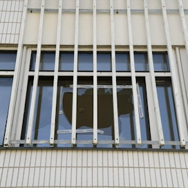 Länsimetron räjäytystyömaalta sinkoutuneet kivet rikkoivat läheisten kiinteistöjen ikkunoita Espoon Kivenlahdessa heinäkuun lopulla.  LEHTIKUVA / MARKKU ULANDER