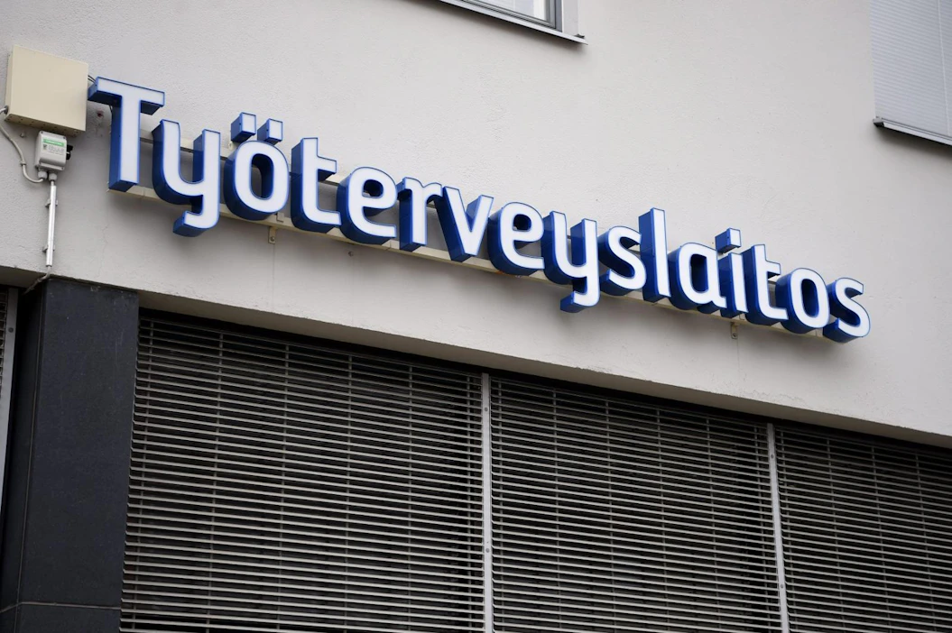 Työterveyslaitoksen mukaan vaikeutunut tilanne työpaikoilla voi heijastua koko yhteiskuntaan.