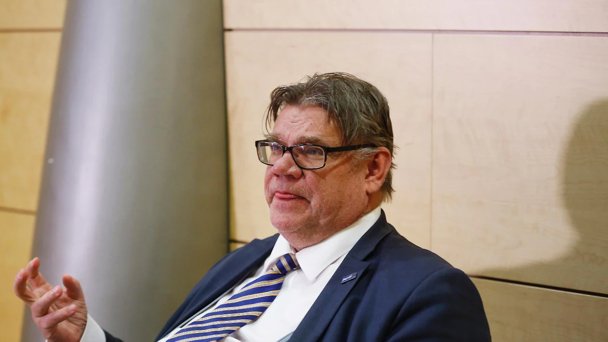 ”Pelkkä puheenjohtaja ei sanele puolueen linjaa, vaan siihen tarvitaan myös puoluehallitus ja eduskuntaryhmä”, Soini sanoo.