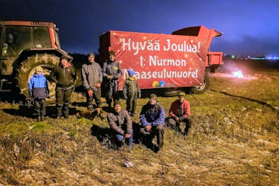 Nurmon maaseutunuoret sytyttivät joulutulia Jyväskylä–Vaasa -tien vierustalle. Kuvassa taka-alalla Atte Kankaanpää (vas.), Juho Kankaanpää, Tero Kankaanpää, Jouko Kankaanpää ja Tatu Kankaanpää sekä edessä Tomi Katila (vas.), Antti Rajala ja Marko Uusi-Pohjola.