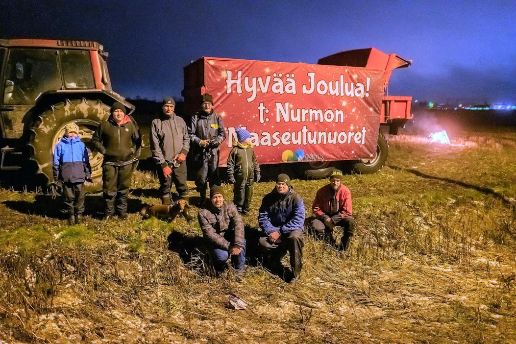 Nurmon maaseutunuoret sytyttivät joulutulia Jyväskylä–Vaasa -tien vierustalle. Kuvassa taka-alalla Atte Kankaanpää (vas.), Juho Kankaanpää, Tero Kankaanpää, Jouko Kankaanpää ja Tatu Kankaanpää sekä edessä Tomi Katila (vas.), Antti Rajala ja Marko Uusi-Pohjola.