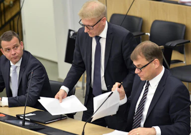 EU-politiikan keskeinen kolmikko maatalouskysymysten osalta - Juha Sipilä, Kimmo Tiilikainen ja Petteri Orpo - keskustelivat tiistaina välikysymyksen aikaan.